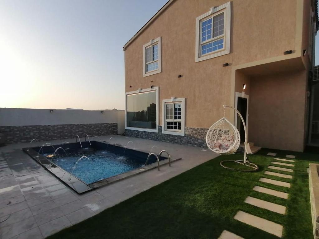 una piscina en el patio trasero de una casa en شاليهات البارو en Yeda