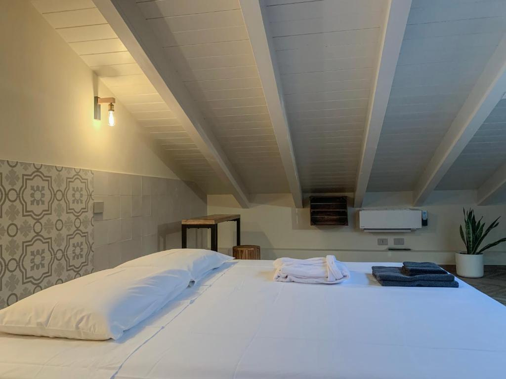 Posteľ alebo postele v izbe v ubytovaní Charming Attic Apartment With Balcony & Swimming Pool