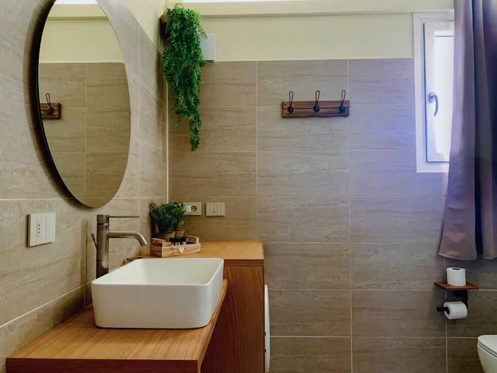 Kúpeľňa v ubytovaní Charming Attic Apartment With Balcony & Swimming Pool