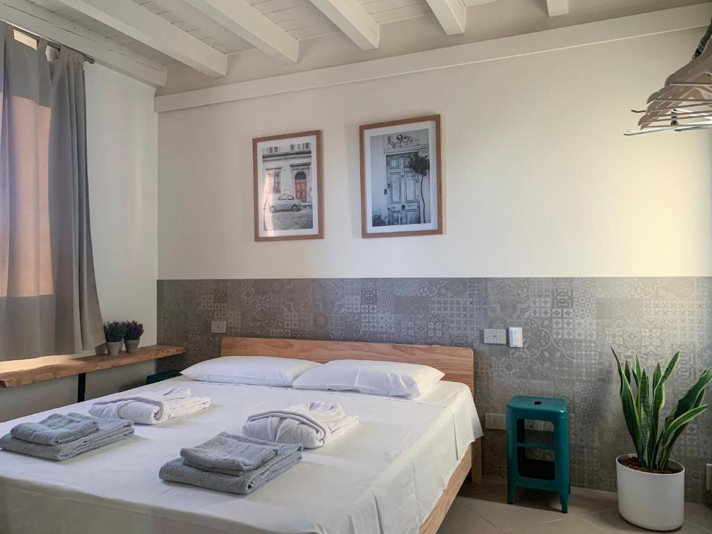 Posteľ alebo postele v izbe v ubytovaní Charming Attic Apartment With Balcony & Swimming Pool