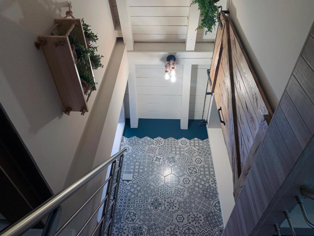 Fotografia z galérie ubytovania Charming Attic Apartment With Balcony & Swimming Pool v destinácii Desenzano del Garda