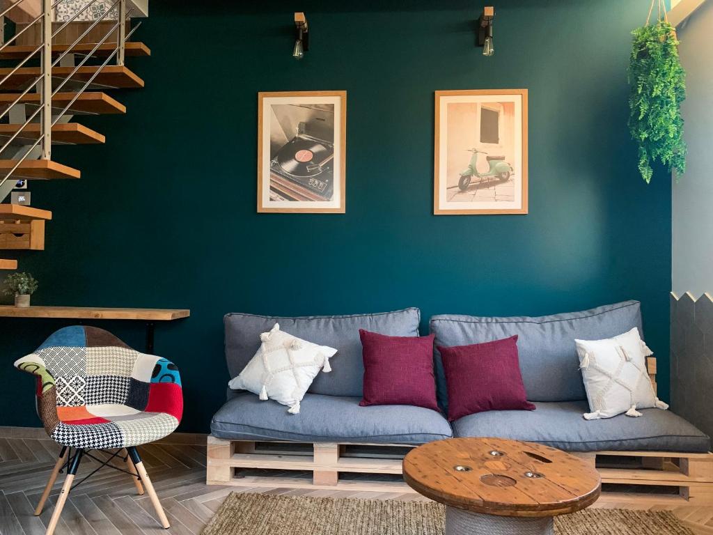 Posedenie v ubytovaní Charming Attic Apartment With Balcony & Swimming Pool