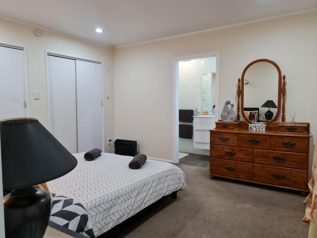 Hidden Gem and Entire Bungalow in Central hutt - Resim 2