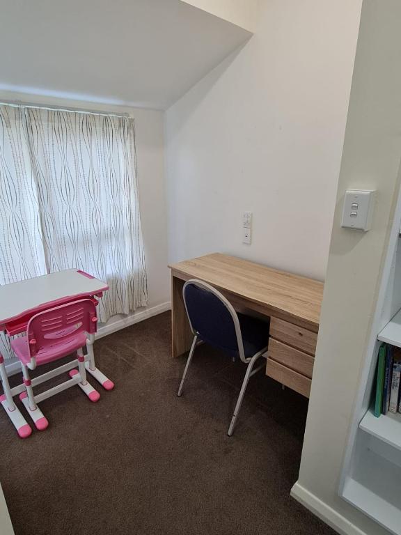 Hidden Gem and Entire Bungalow in Central hutt - Resim 11