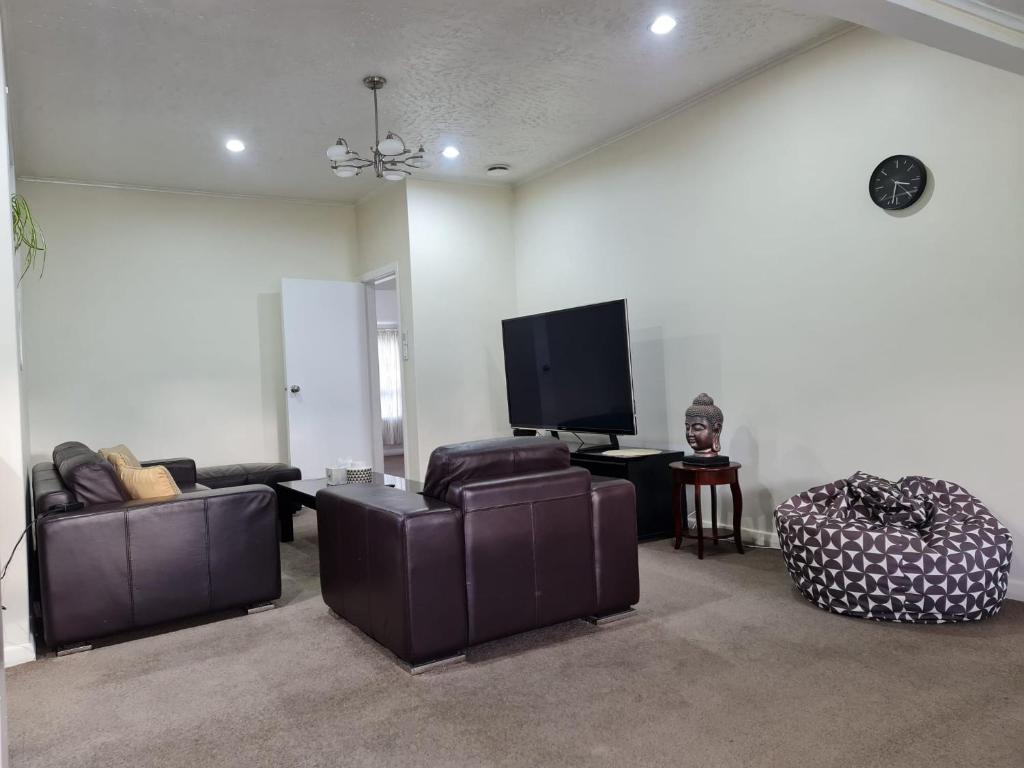 Hidden Gem and Entire Bungalow in Central hutt - Resim 5