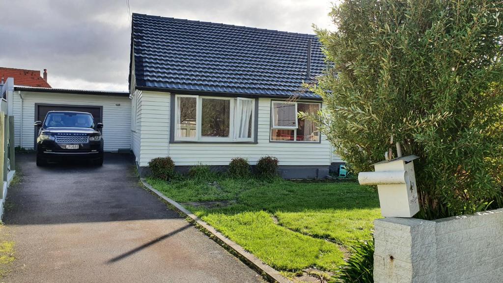 Hidden Gem and Entire Bungalow in Central hutt - Resim 6