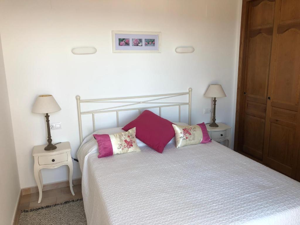 Postel nebo postele na pokoji v ubytování Lirios Boutique Luxury Seaview Villa