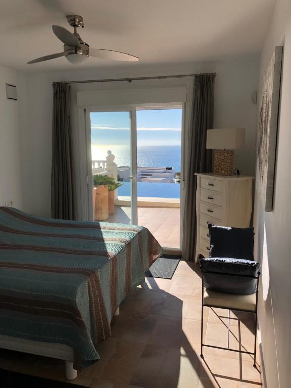 Postel nebo postele na pokoji v ubytování Lirios Boutique Luxury Seaview Villa