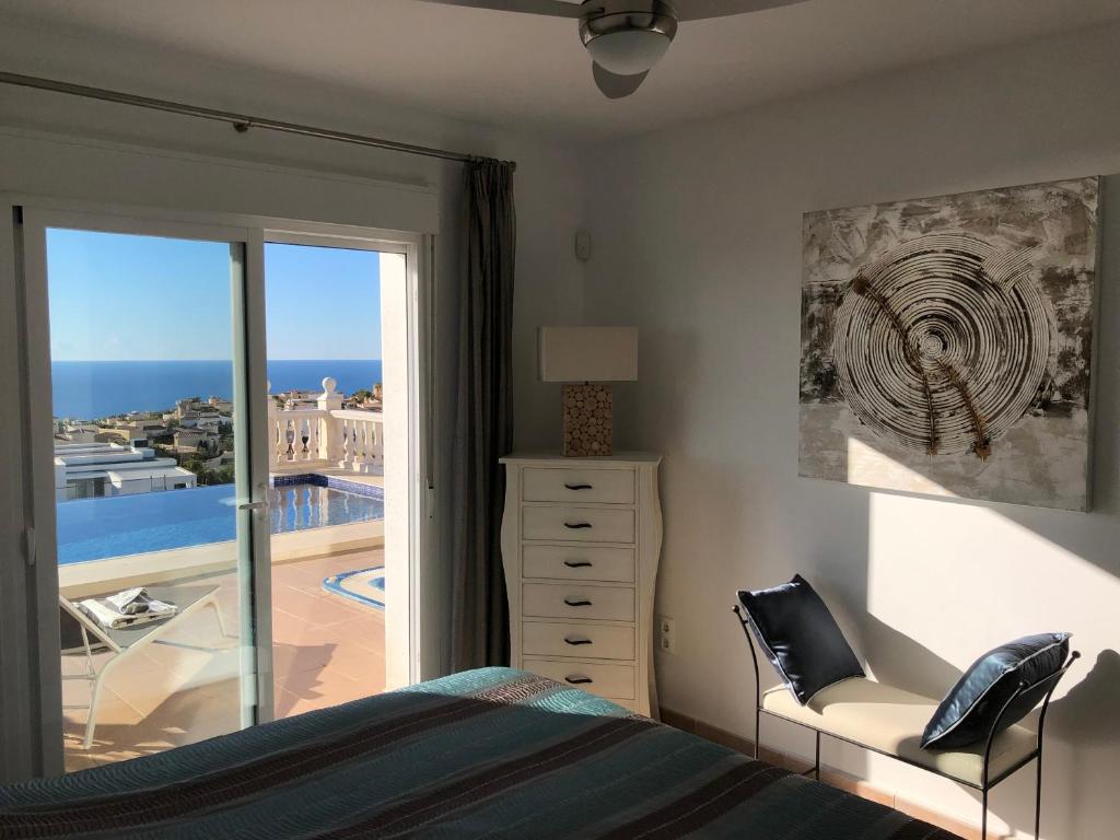 Postel nebo postele na pokoji v ubytování Lirios Boutique Luxury Seaview Villa