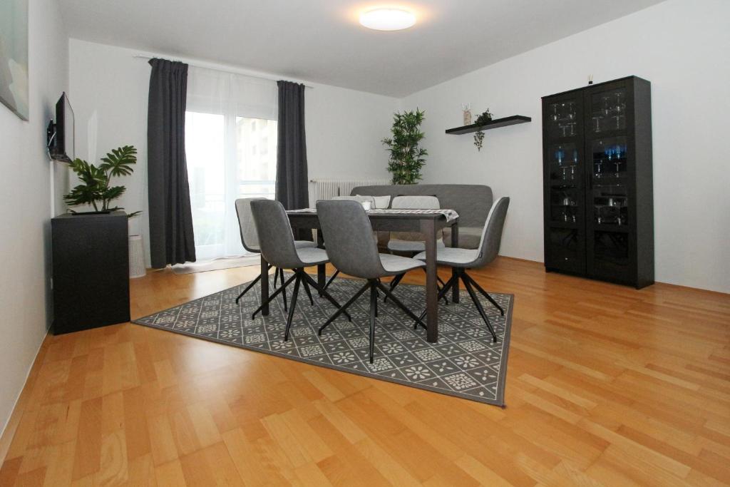 a dining room table and chairs in a living room at Steira-Studios Leibnitz in Leibnitz