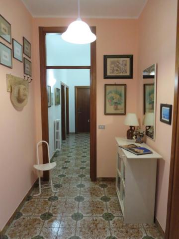 een hal van een kamer met een tafel en een stoel bij CASA DONNA GILDA in Lecce