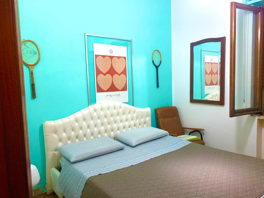 - une chambre avec un lit et deux miroirs dans l'établissement Appartamenti Old era, à Tarente
