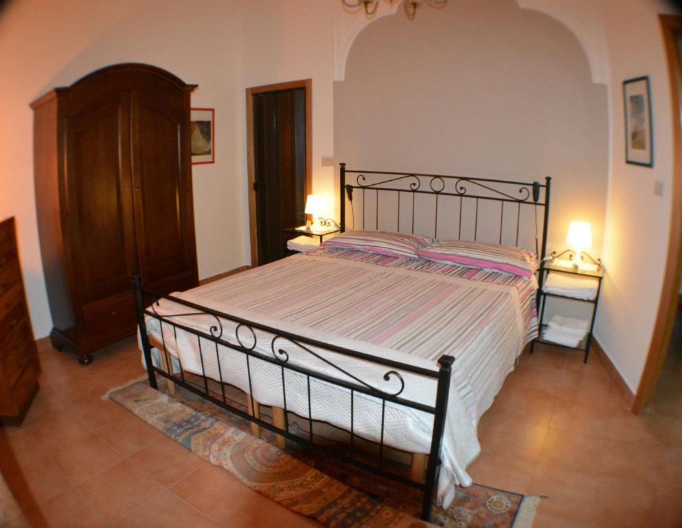 1 dormitorio con 1 cama grande y 2 lámparas en Casa Romeo, en Adrano