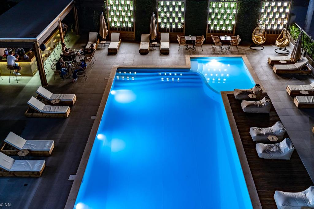 an overhead view of a swimming pool with chairs and tables at Dafni Plus Hotel in Leptokarya