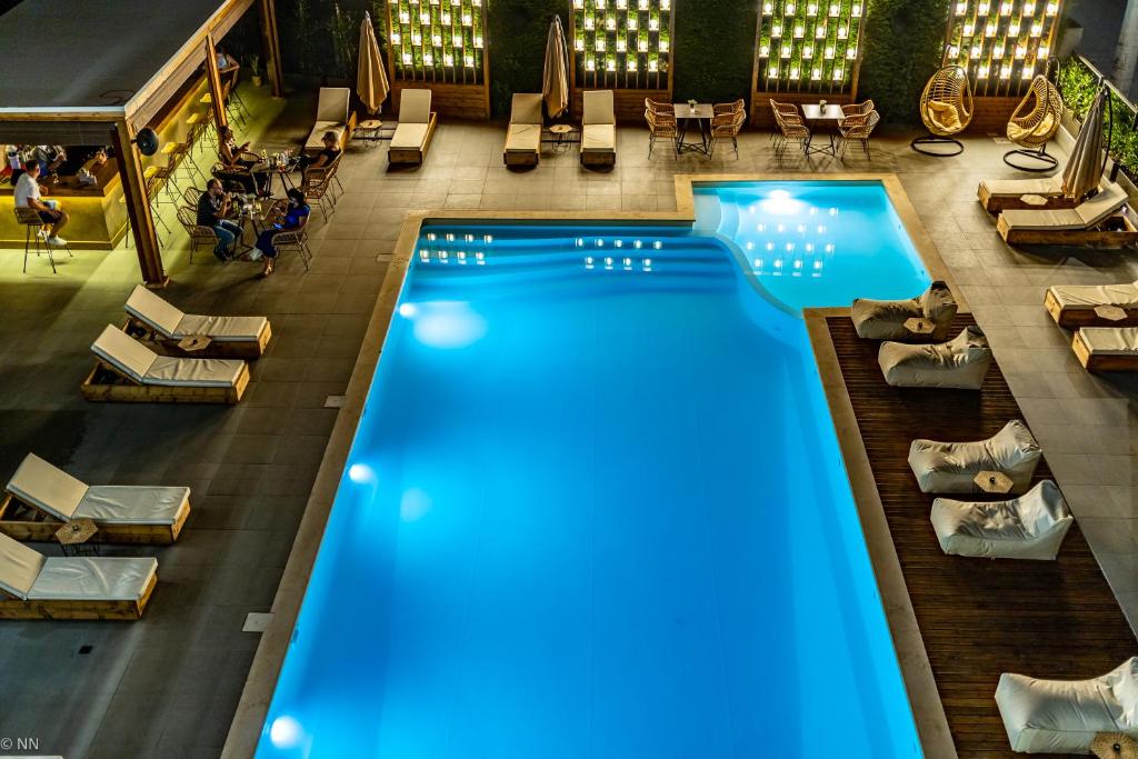 Bazén v ubytování Dafni Plus Hotel nebo v jeho okolí