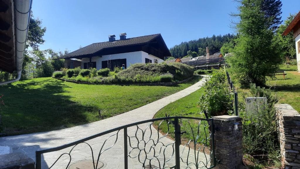 una pasarela que conduce a una casa con entrada en Belle Air Lodge, en Mönichkirchen