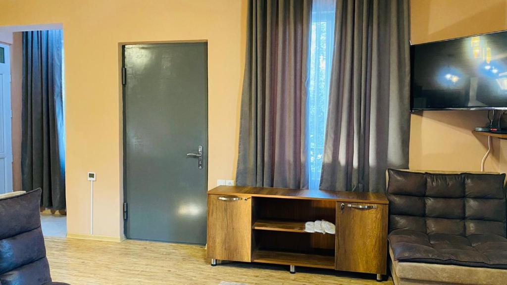 TV a/nebo společenská místnost v ubytování Lela Guest House