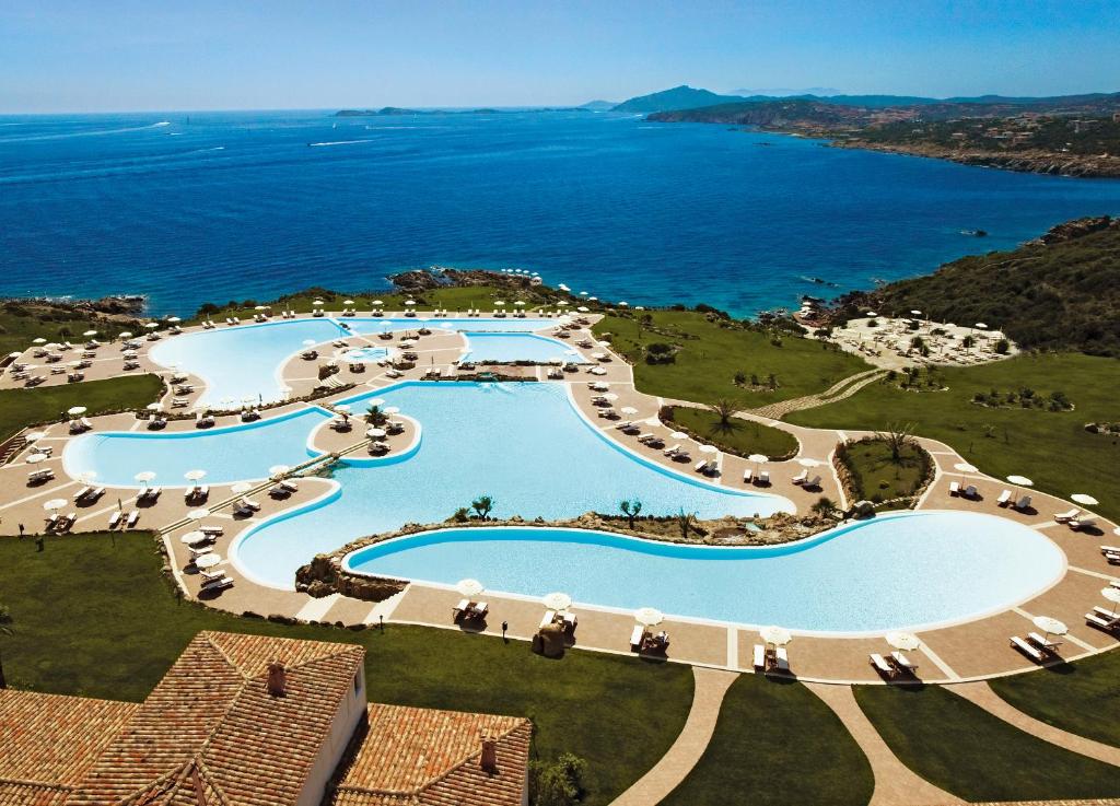 Bazén v ubytování COLONNA RESORT, a Colonna Luxury Beach Hotel, Porto Cervo nebo v jeho okolí