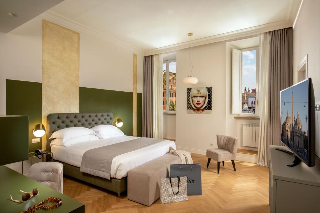 Spagna Luxury Rooms في روما: غرفة فندق بسرير وتلفزيون
