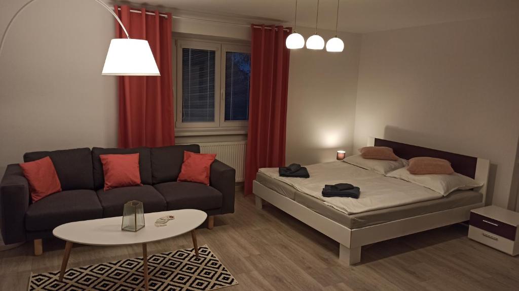 塔特蘭斯卡魯門尼卡的住宿－Apartmán AkoDoma，客厅配有床和沙发