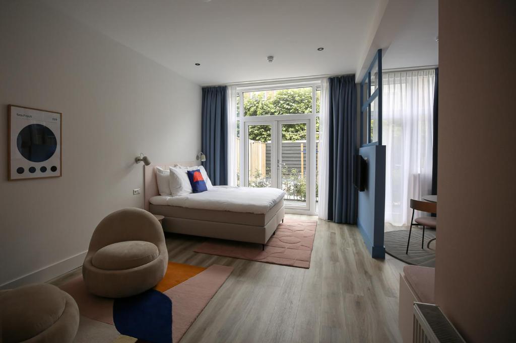 海牙的住宿－Hotel Bries Den Haag - Scheveningen，客厅配有沙发和椅子