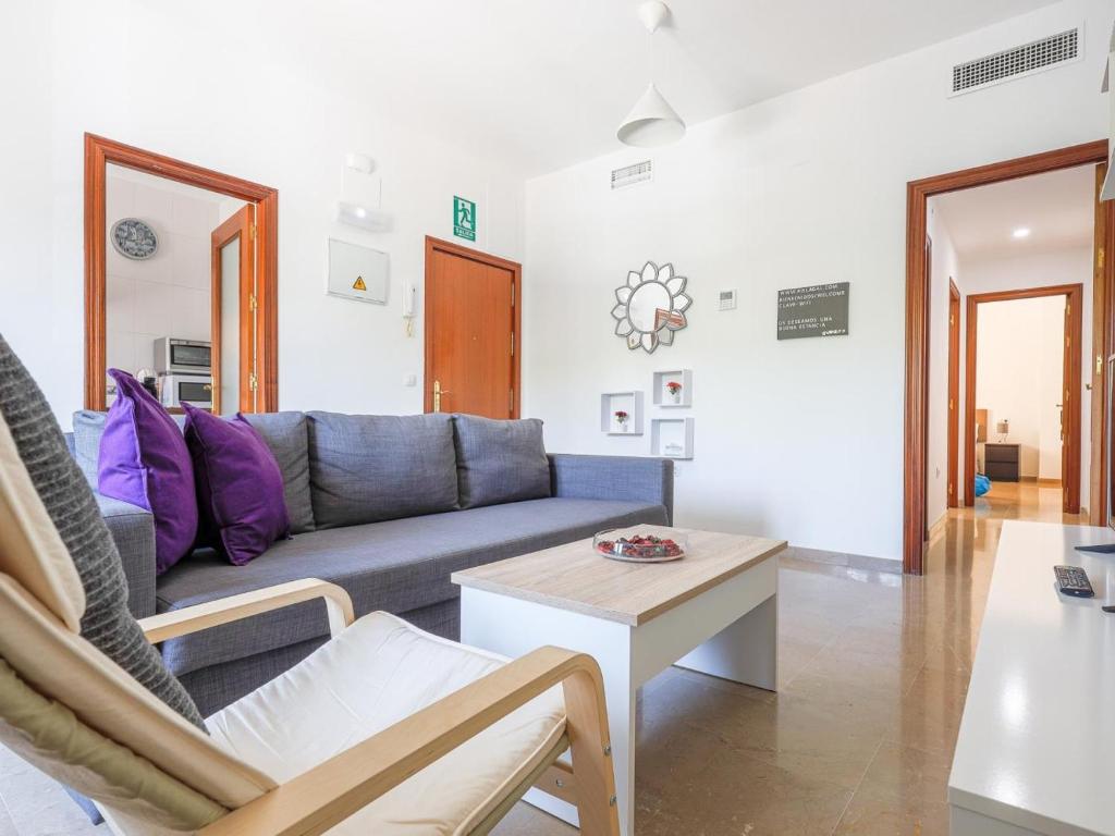 ein Wohnzimmer mit einem Sofa und einem Tisch in der Unterkunft Alcalá del rio! 1 b in Alcalá del Río