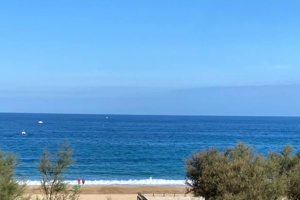 Vue générale sur la mer ou vue sur la mer prise depuis l'appartement