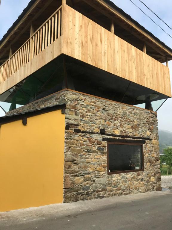 um edifício com uma varanda em cima em El Horreo deI Sol em Trevías