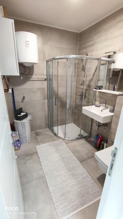 La salle de bains est pourvue d'une douche et d'un lavabo. dans l'établissement Snjezna pahuljica, à Bjelašnica