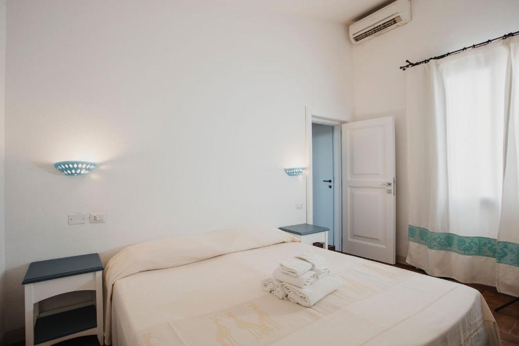 Postel nebo postele na pokoji v ubytování Resort Fior di Sardegna