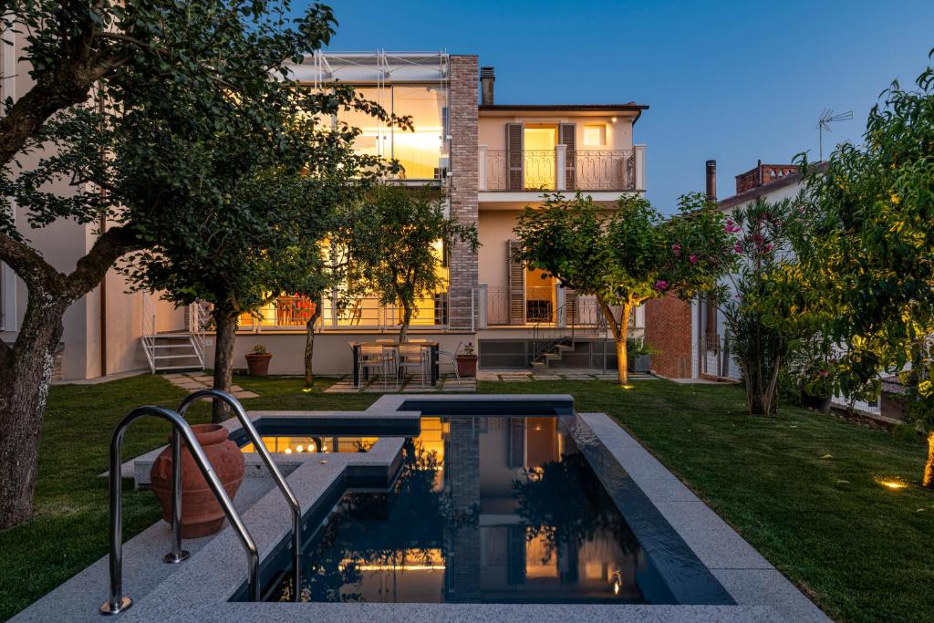 een huis met een zwembad in een tuin bij Residenza Villa Tosca in Bettolle