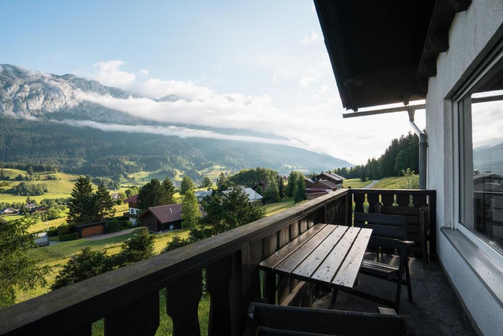 a balcony with a bench and a view of a mountain at Rekreacni dum Grimming in Sankt Martin am Grimming