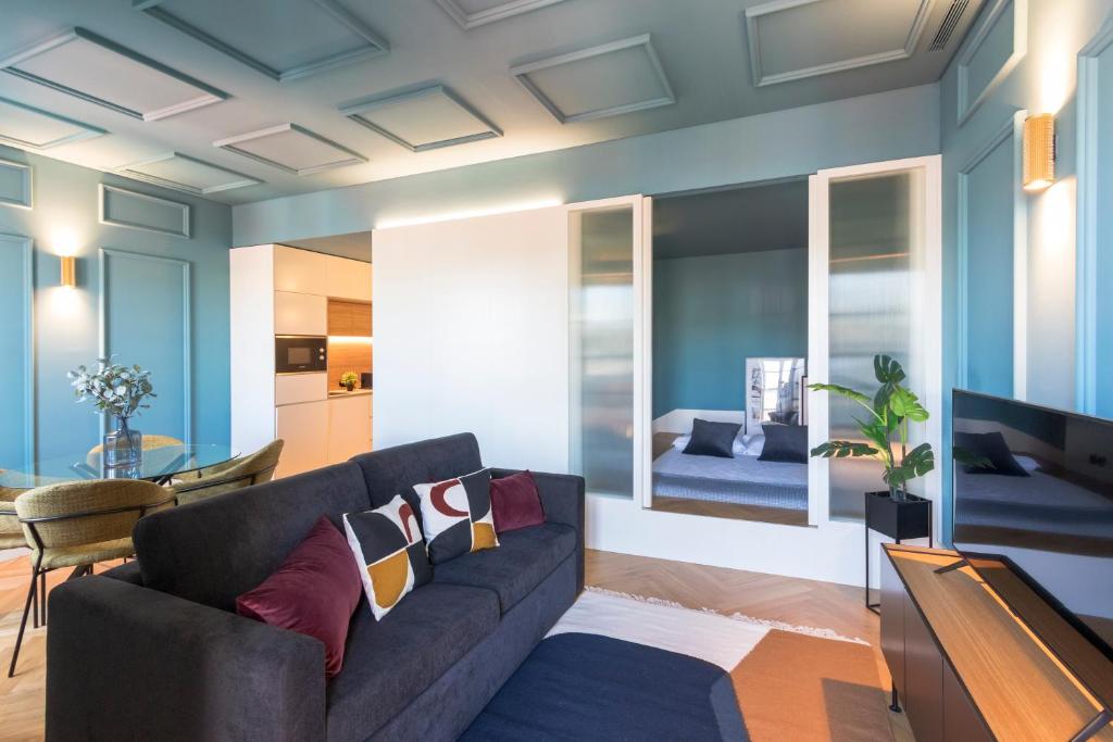 un soggiorno con divano e una sala da pranzo di HM - Infante Riverside Apartment N a Porto
