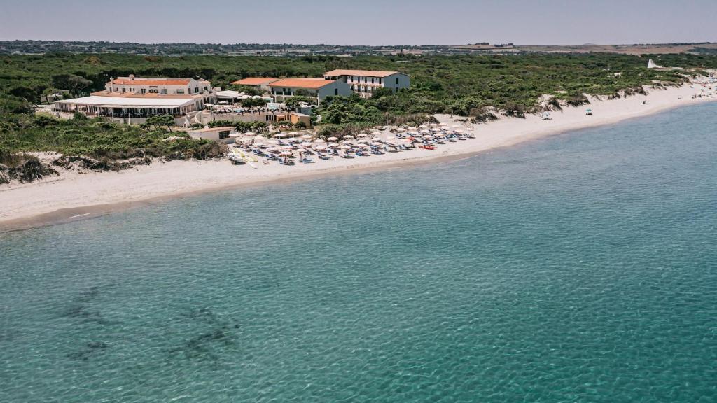 una vista aerea su una spiaggia con un resort di MClub Del Golfo a Sorso