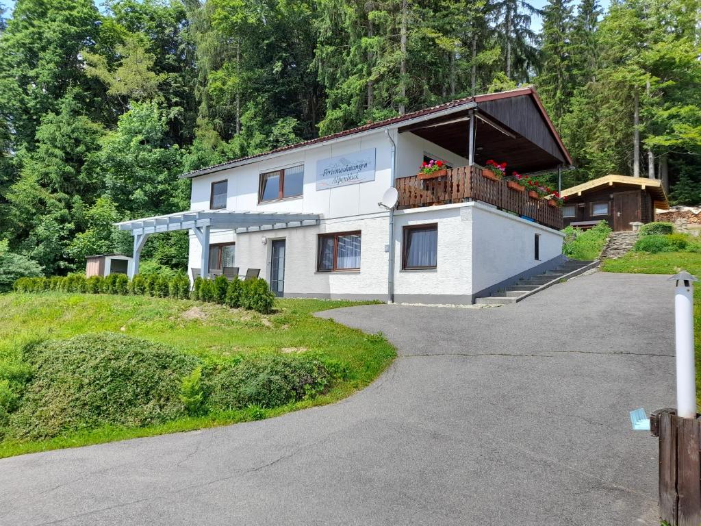 Cette maison blanche dispose d'un balcon. dans l'établissement Alpenblick, à Eppenschlag