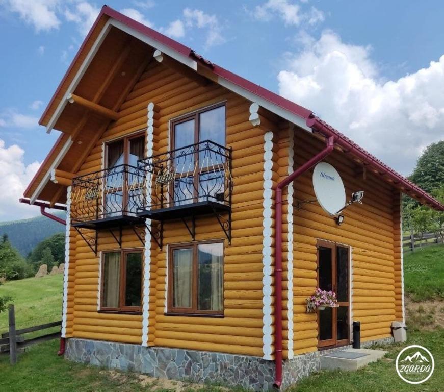 Casa de madera con balcón en una colina en Zgarda, en Vorokhta