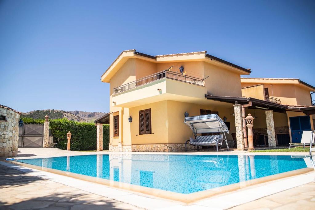 Villa con piscina frente a una casa en Dimora Fanale, Villa Esclusiva con Piscina Privata - Fanale Rentals en Altavilla Milicia
