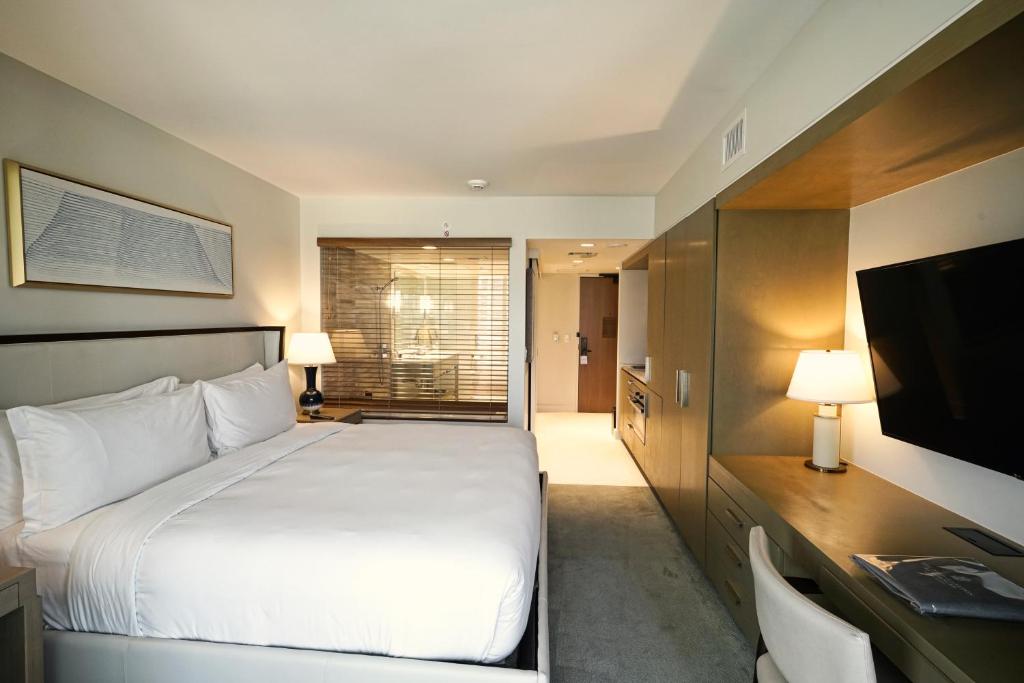 A bed or beds in a room at Real Select at The Ritz-Carlton Residences, Waikiki Beach