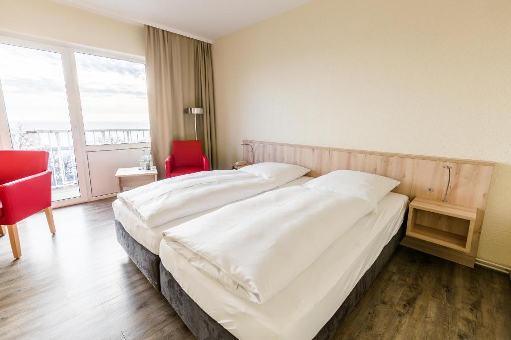 Postel nebo postele na pokoji v ubytování Rügen-Hotel