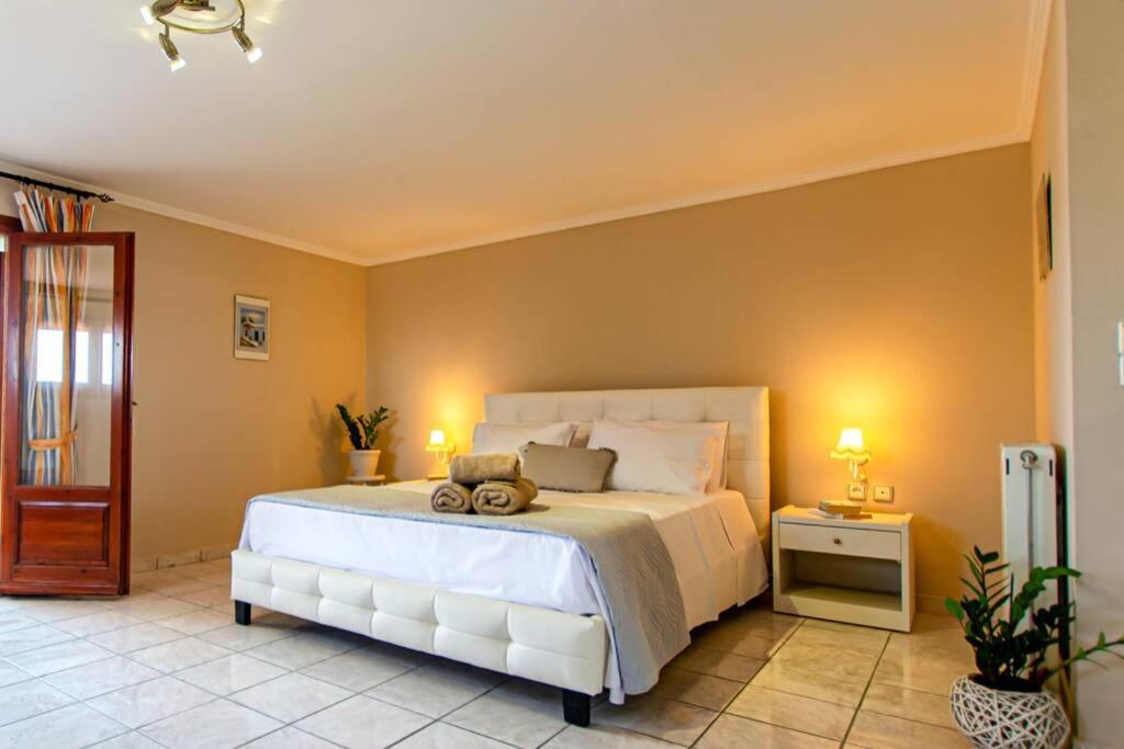 Un dormitorio con una cama con un osito de peluche. en La Maison di Angelo 2 Apartment Zakynthos Island en Áyios Kírikos
