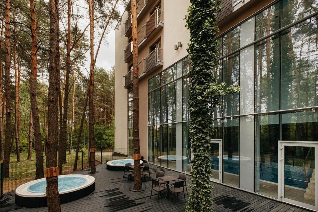 Hotel Uroczysko في Cedzyna: اطلالة خارجية على مبنى به اشجار