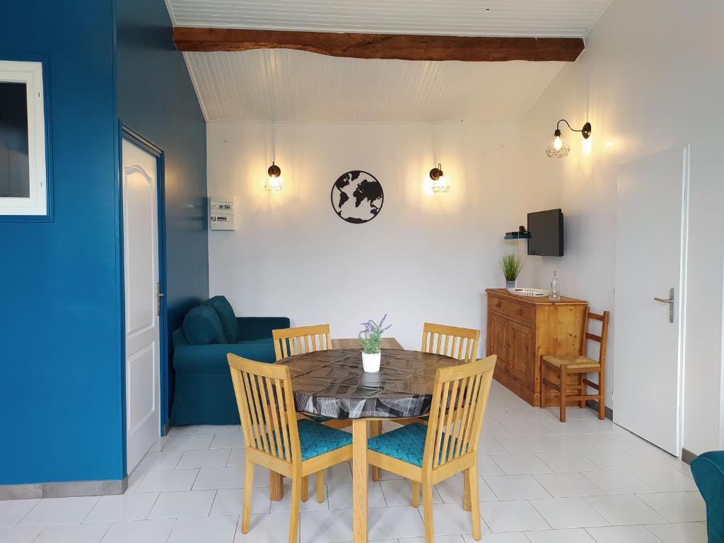 una sala da pranzo con tavolo e sedie di Domaine Moulin D' Elemiah a Gémozac