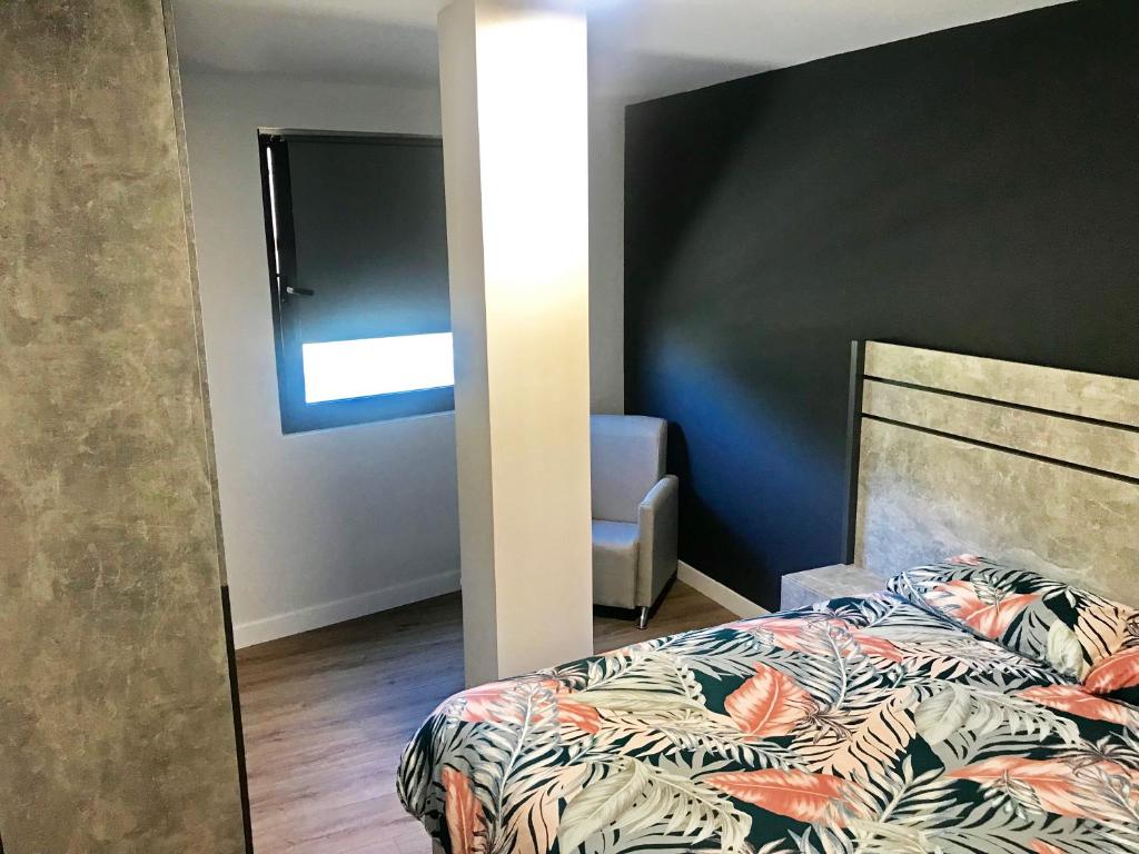 Postel nebo postele na pokoji v ubytování Apartamentos Santander Maliaño Suites 3000