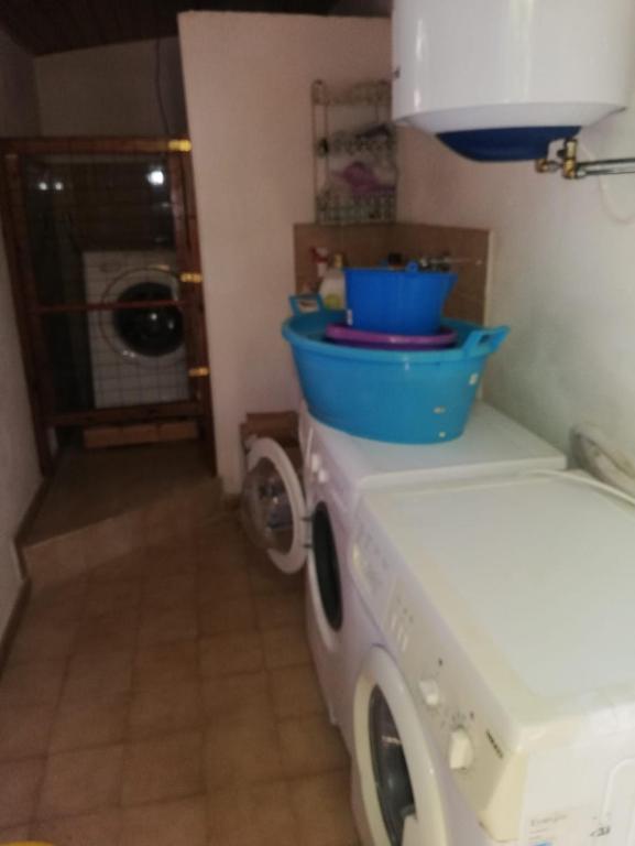 pralka z niebieskim wiadrem na górze w obiekcie Verde & Mare w mieście Palmi