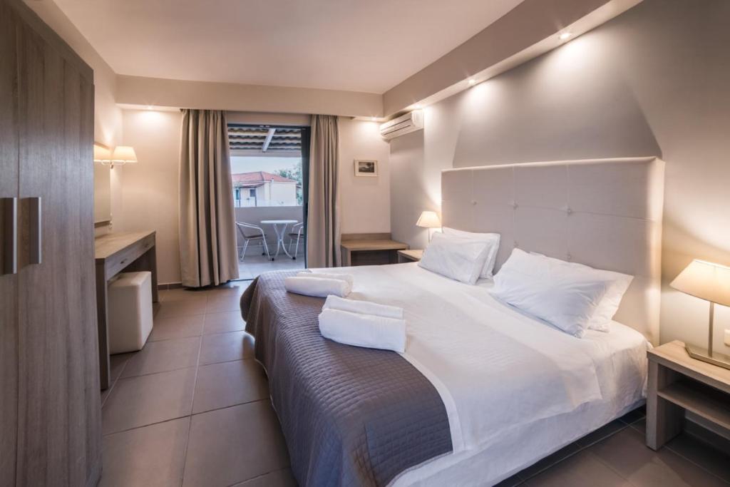 Ein Bett oder Betten in einem Zimmer der Unterkunft Pierros Hotel