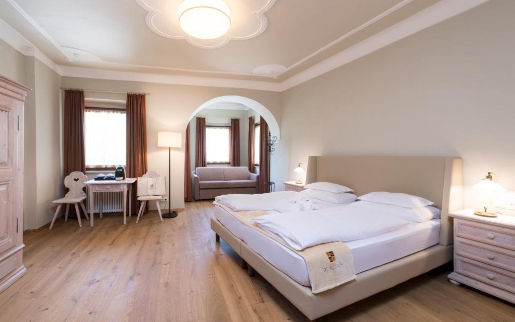 Postel nebo postele na pokoji v ubytování Hotel Ansitz Rungghof