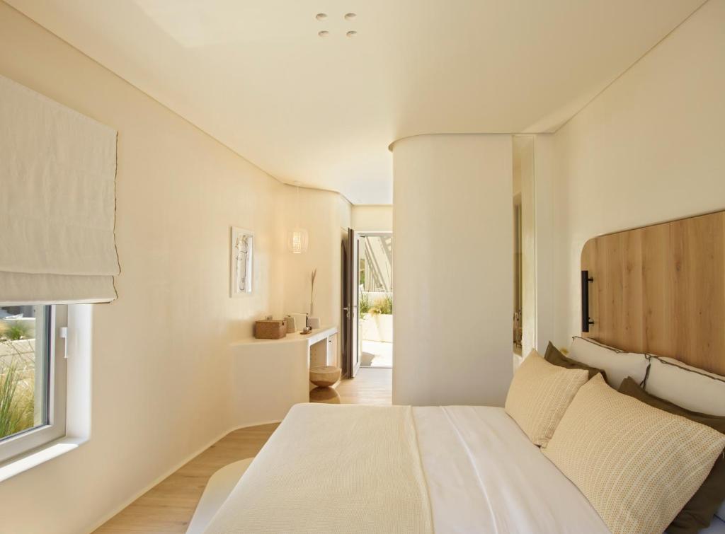 Postel nebo postele na pokoji v ubytování White Pebble Suites