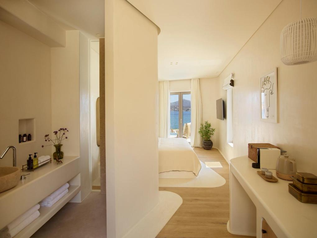 Postel nebo postele na pokoji v ubytování White Pebble Suites