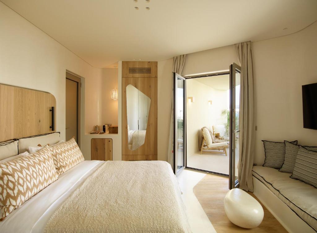 Postel nebo postele na pokoji v ubytování White Pebble Suites