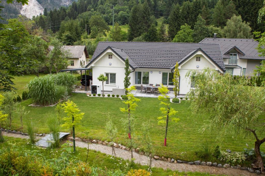 una casa en las montañas con un patio en Bella Belca en Mojstrana